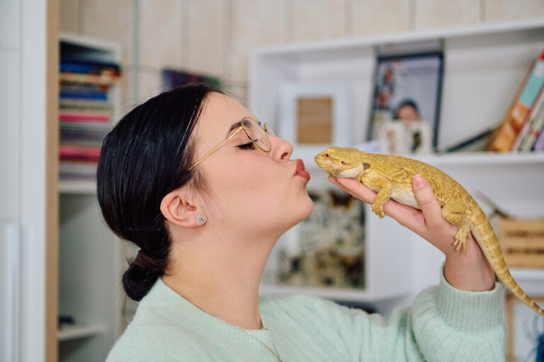 Kobieta całująca jaszczurkę