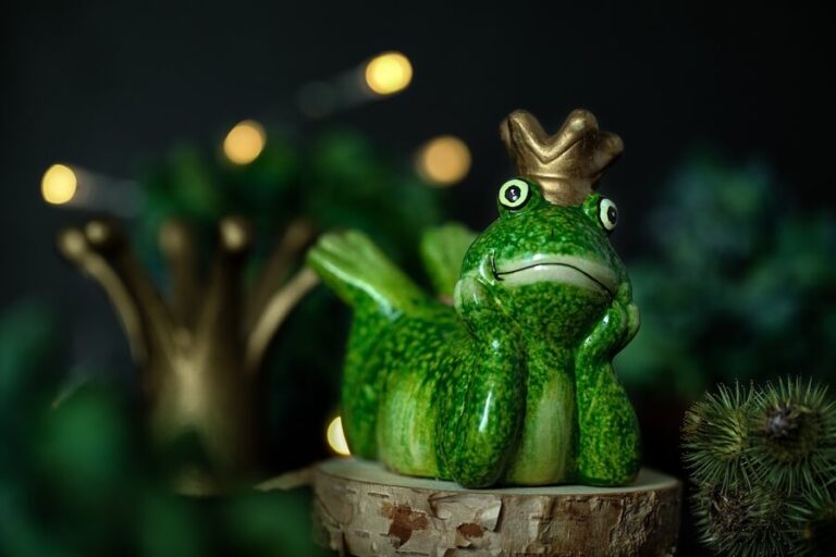 Figurka żaby z koroną
