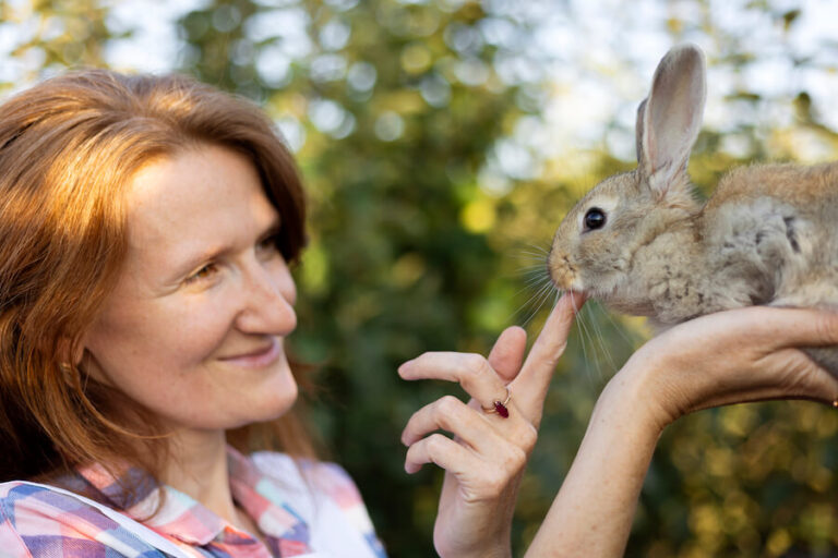 Kobieta dotykająca palcem pyszczka królika