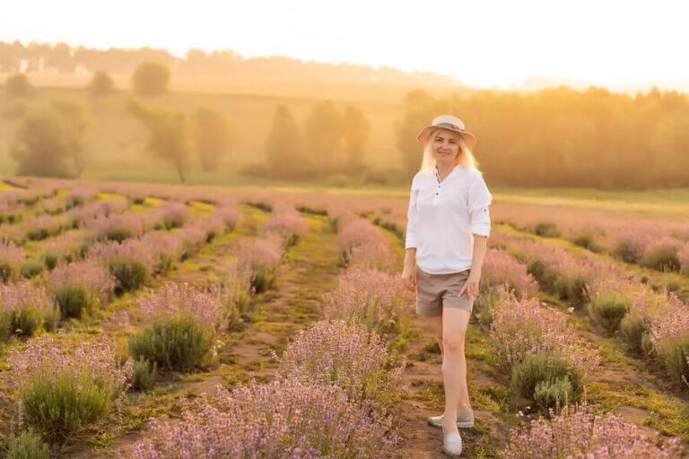 Kobieta na lawendowym polu