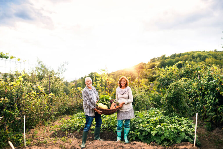 Małżeństwo ze swoimi plonami na gospodarstwie