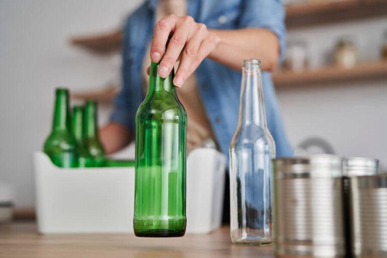 Butelka trzymana w dłoni