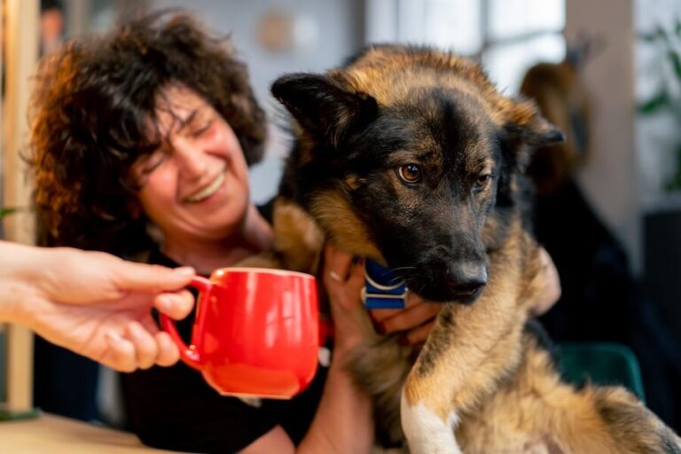 Kobieta z psem asystującym