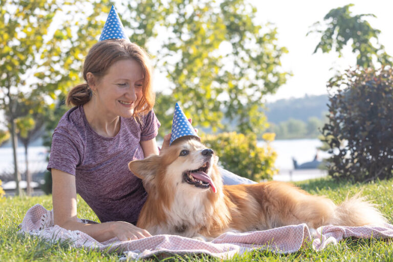 Pies i kobieta podczas urodzin