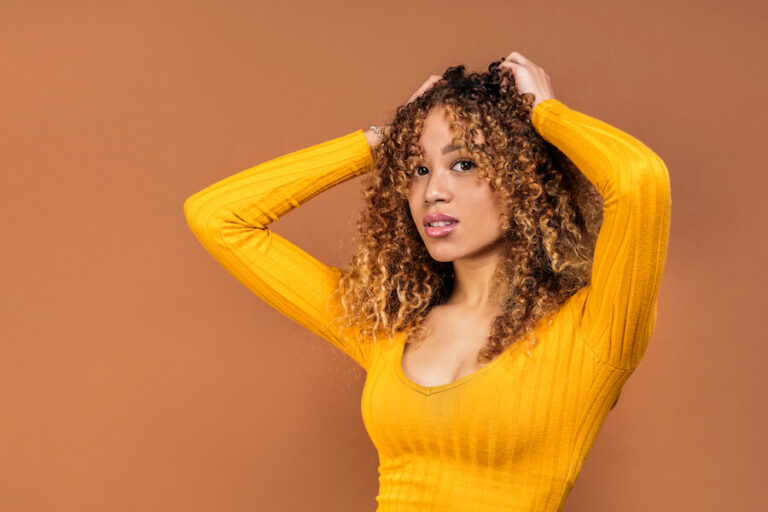 Kobieta z naturalnymi, kręconymi włosami
