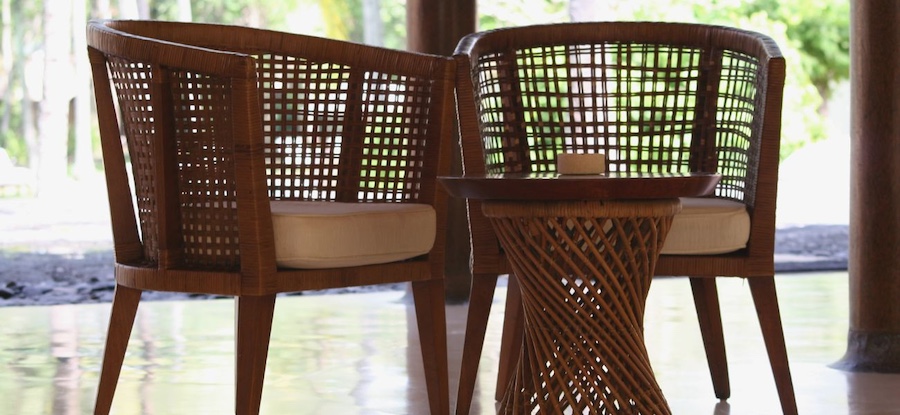 Krzesła z ciemnego drewna