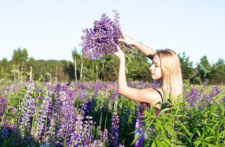 Kobieta wśród lawendy na polu