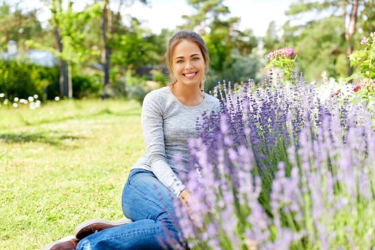 Kobieta w ogrodzie z lawendą