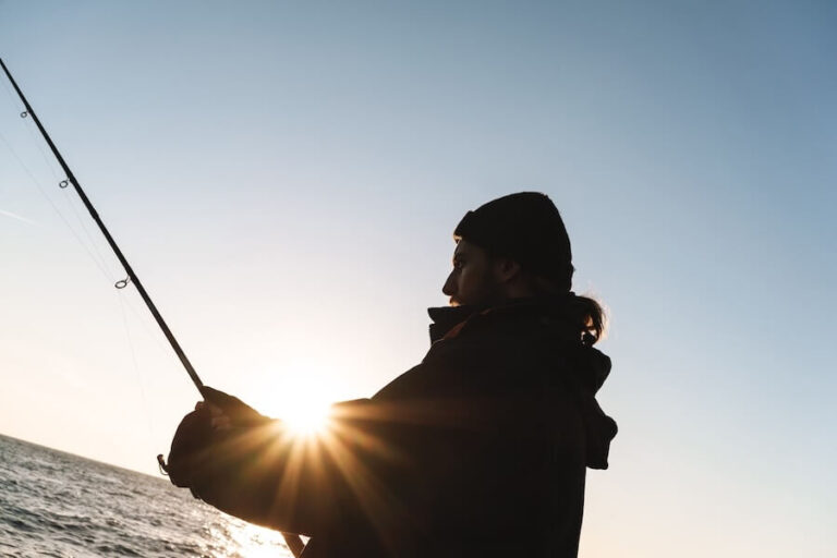 Mężczyzna łowiący wędką