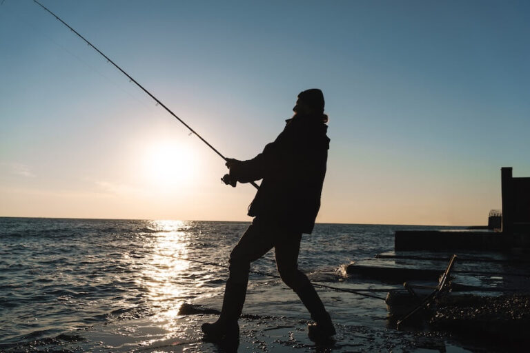 Wędkarz ciągnięty przez wielką rybę