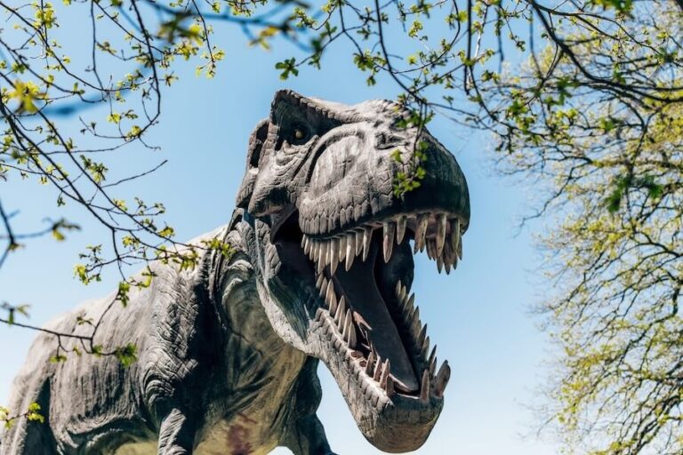 Dinozaur przy gałęziach drzewa